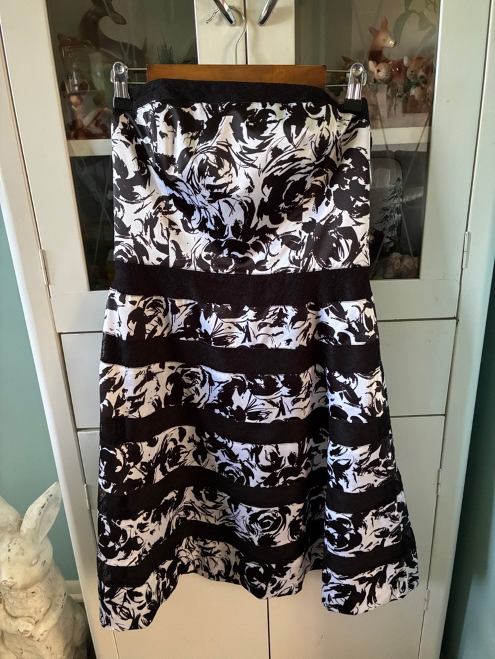 White House Black Market sz 6 Strapless Satiny Floral Band Dress lace accents